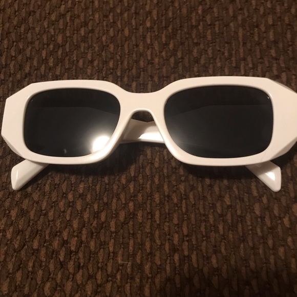 Gorgeous white sunnies - Picture 2 of 3
